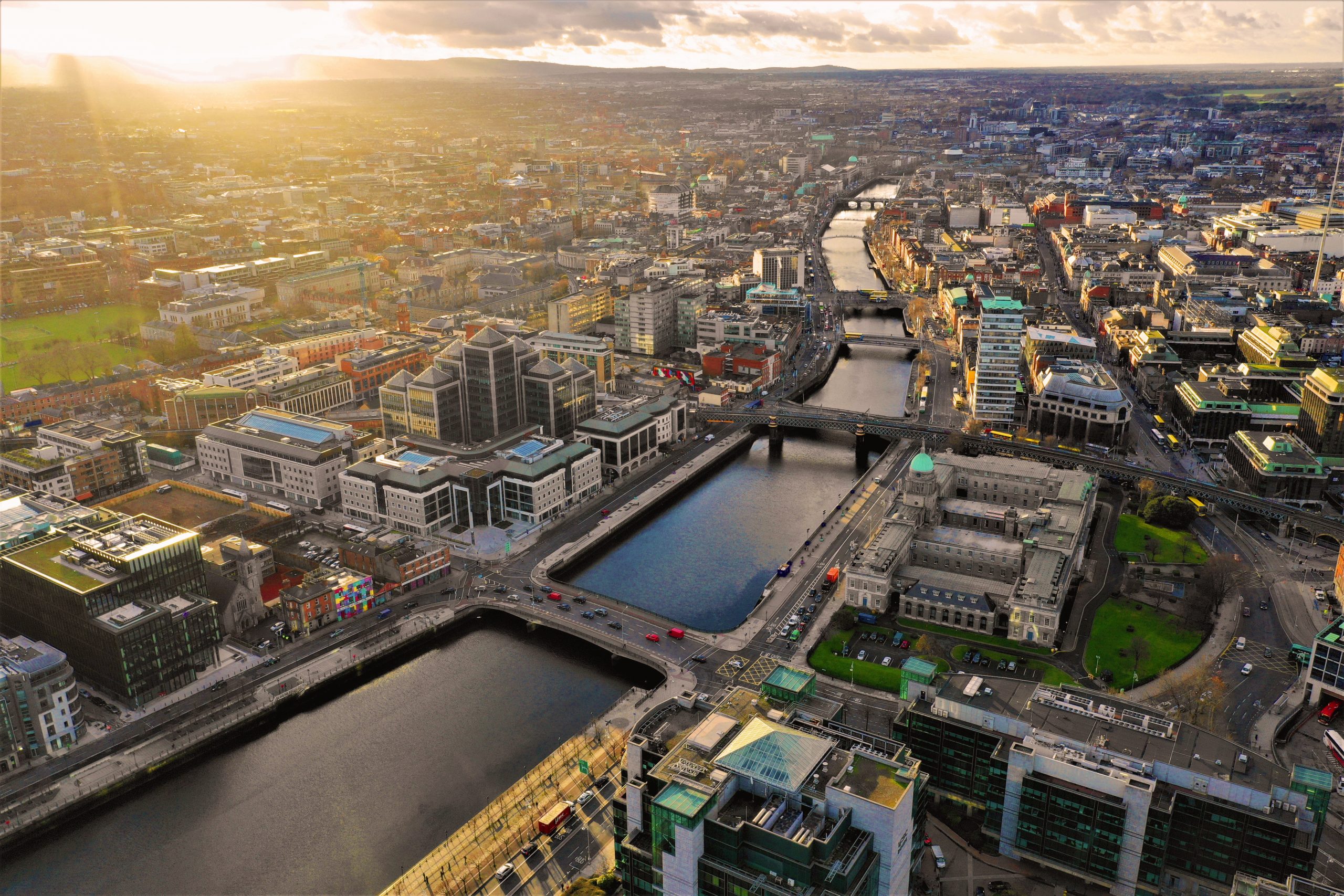 Dublin, von oben fotografiert, Blick auf den Fluss mit mehreren Brücken im Sonnenuntergang